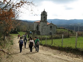 Camiñando a carón da igrexa de S. Xoan de Camba